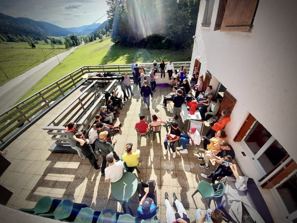 Terrasse du gîte avec des personnes